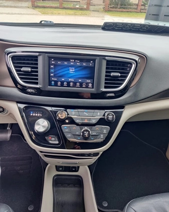 Chrysler Pacifica cena 114000 przebieg: 114000, rok produkcji 2019 z Lubin małe 172